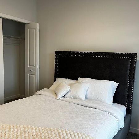 Brand New - Home Away From Home In Nw Calgary Luaran gambar