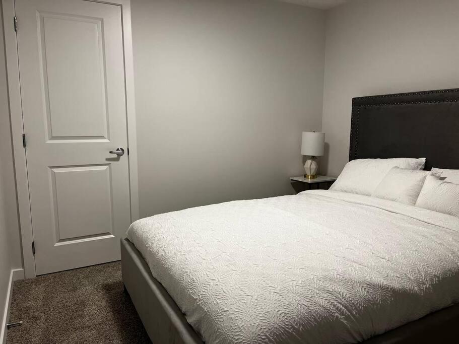 Brand New - Home Away From Home In Nw Calgary Luaran gambar