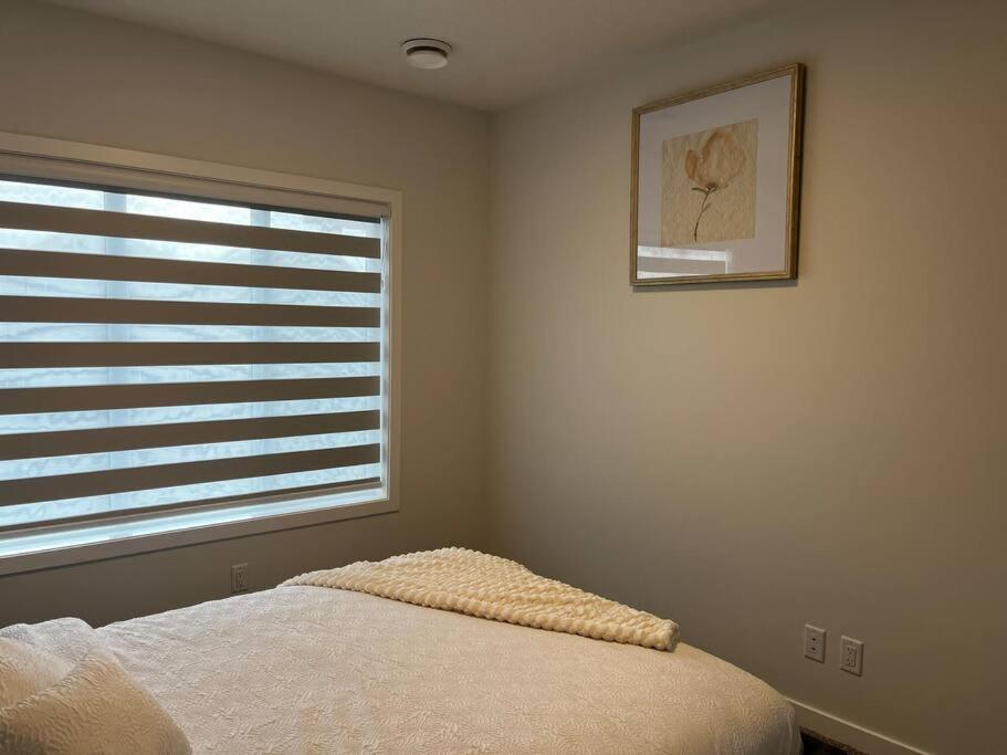 Brand New - Home Away From Home In Nw Calgary Luaran gambar