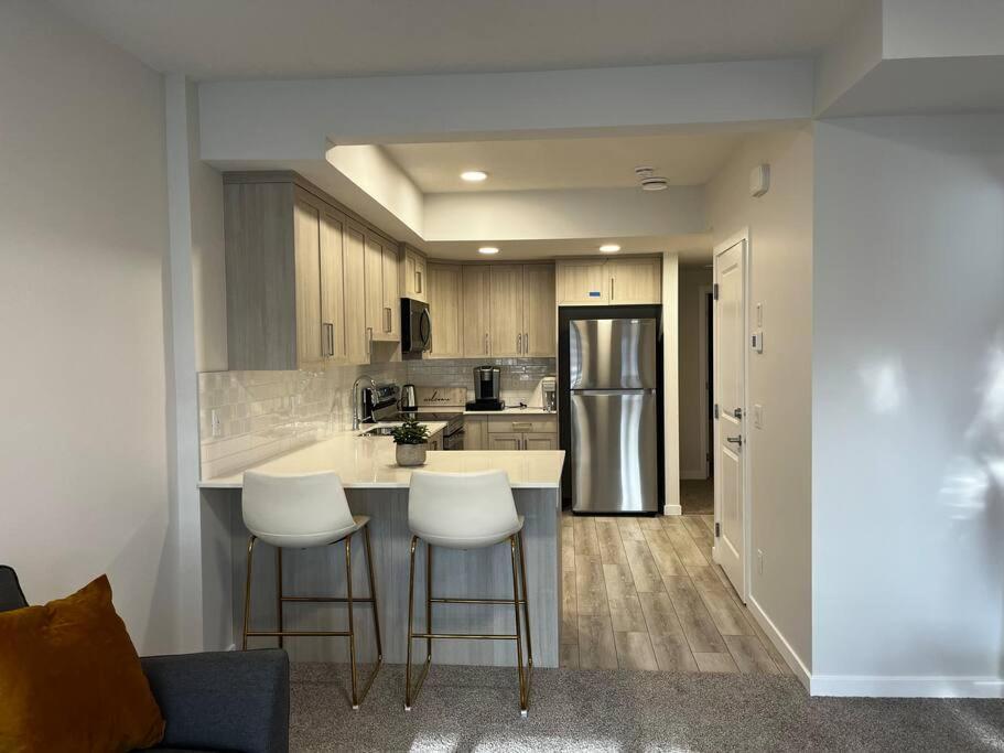 Brand New - Home Away From Home In Nw Calgary Luaran gambar