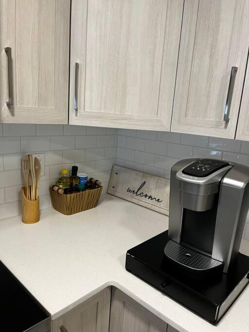 Brand New - Home Away From Home In Nw Calgary Luaran gambar