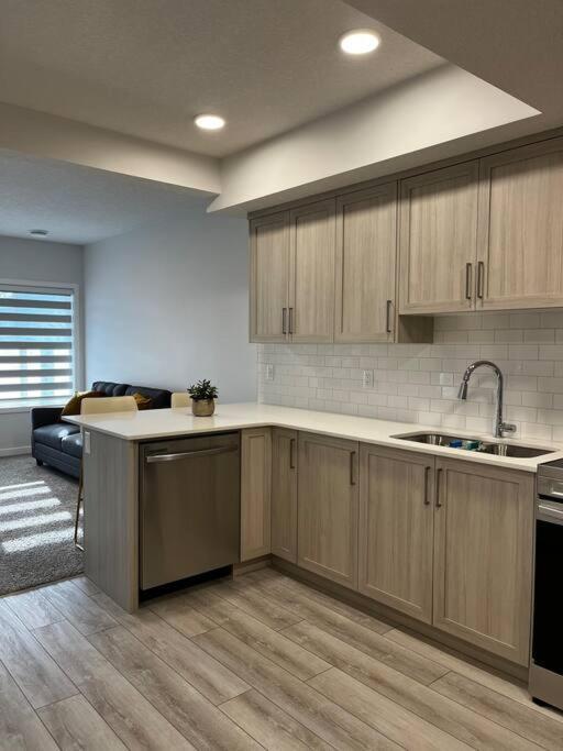 Brand New - Home Away From Home In Nw Calgary Luaran gambar