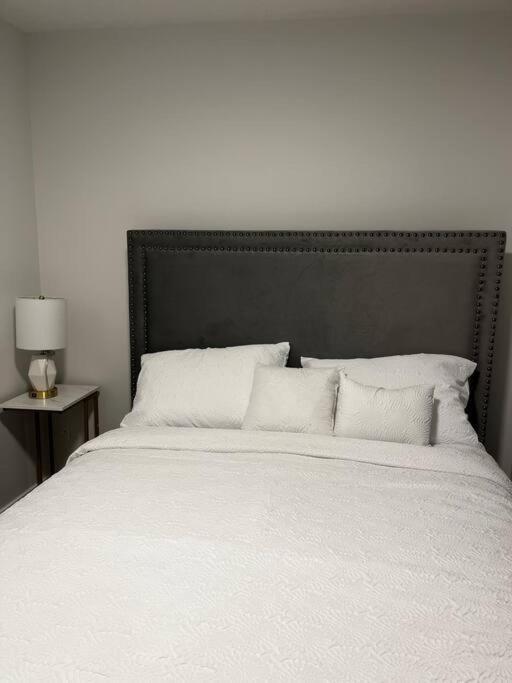 Brand New - Home Away From Home In Nw Calgary Luaran gambar