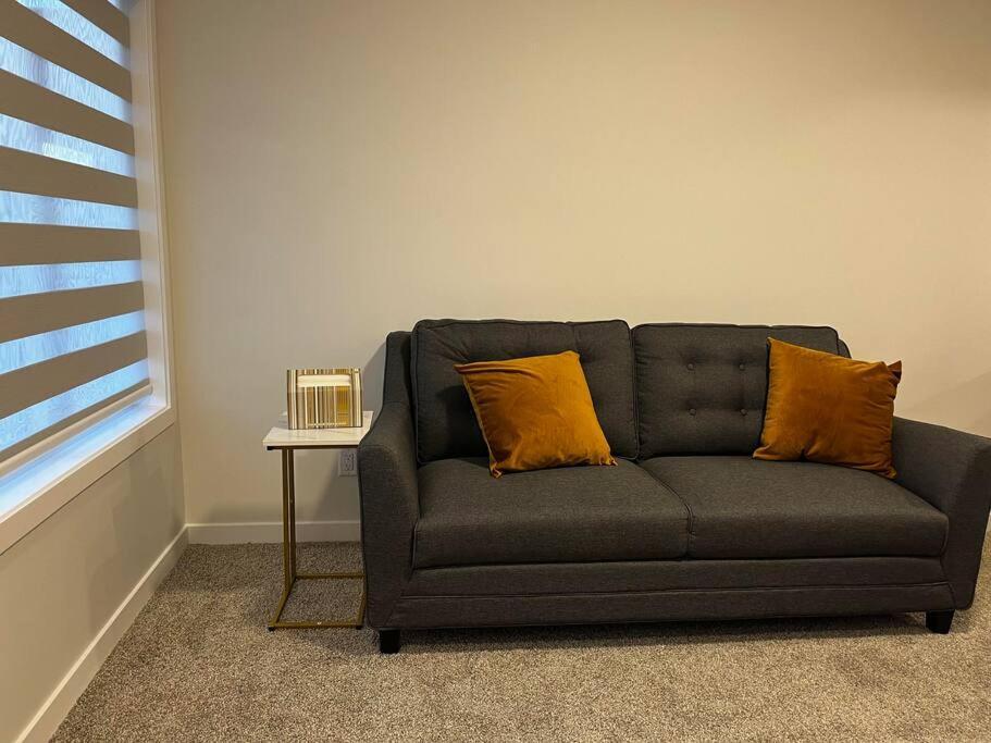 Brand New - Home Away From Home In Nw Calgary Luaran gambar