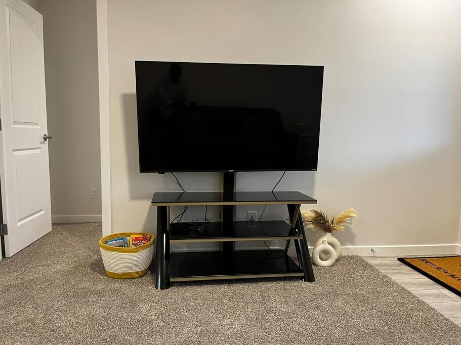 Brand New - Home Away From Home In Nw Calgary Luaran gambar