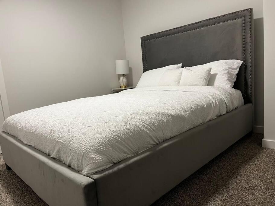 Brand New - Home Away From Home In Nw Calgary Luaran gambar
